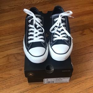 Women’s size 7 All Star Black/ White Converse.